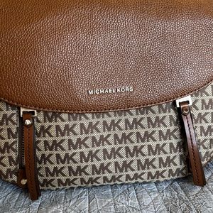 Michael Michael Kors Medium Logo. Crossbody Bag.